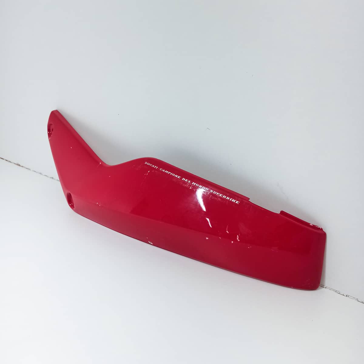 Flanc de selle gauche Ducati 600 SS carbu